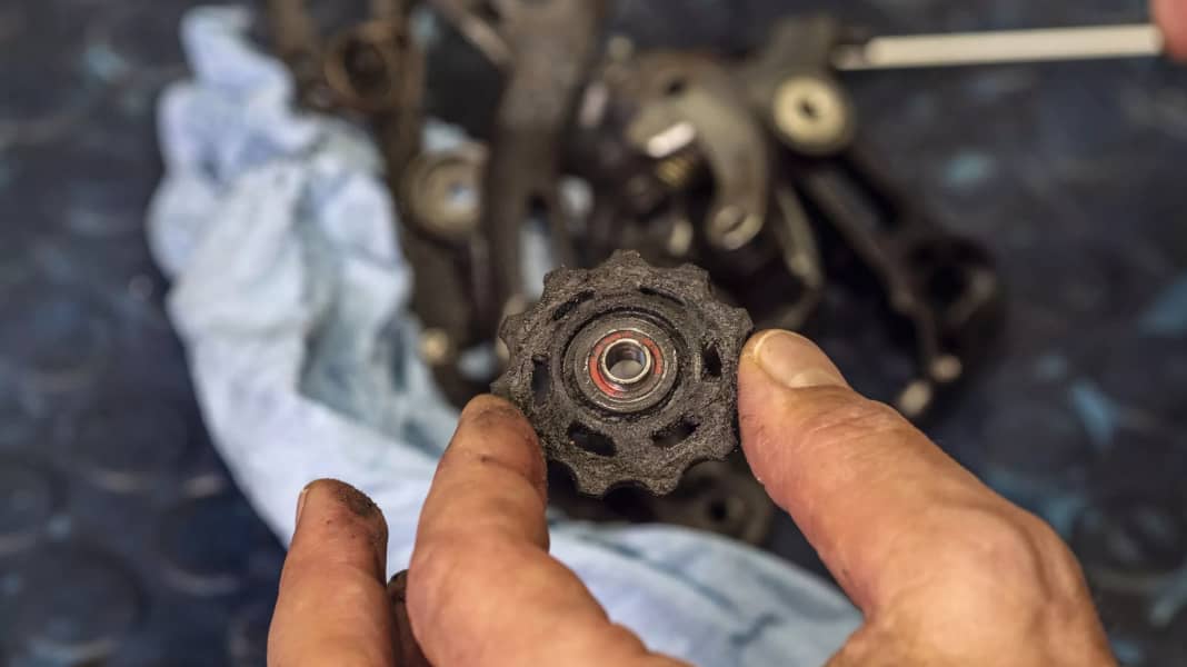 Werkstatt-Tipps: Pedale, Schaltröllchen und oft vergessene Gelenke warten