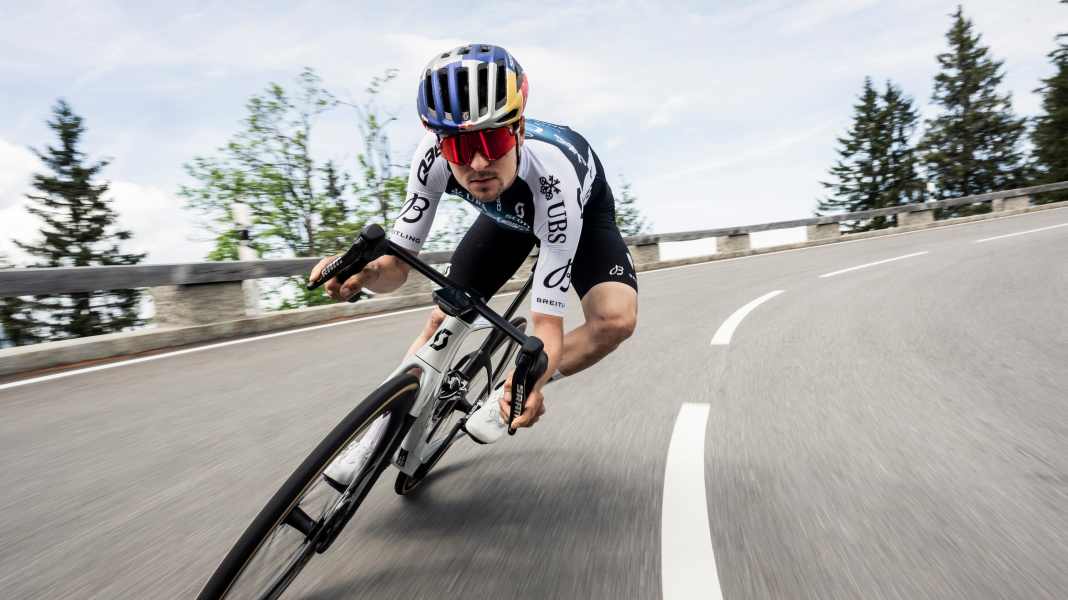 Spektakuläre Abfahrt!: Pidcock brettert mit fast 100 km/h den Berg runter