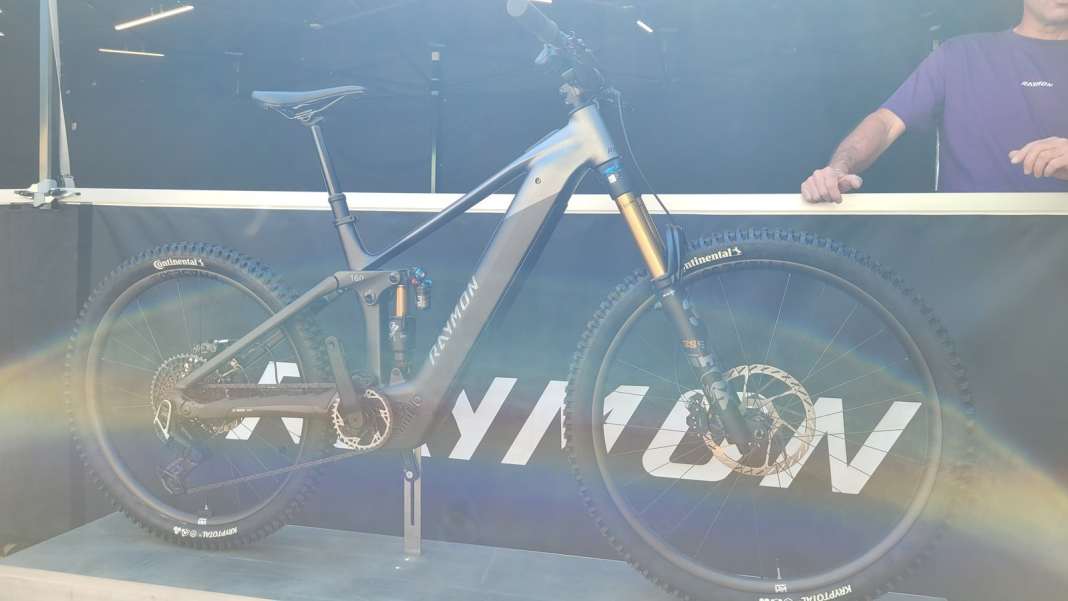 Das Raymon Vamok setzt auf ein Alu-Chassis und Bosch CX. Preislich geht’s bei 4799 Euro los.