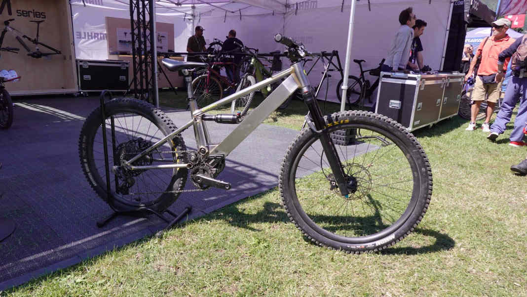 Steel instead of carbon, high-pivot instead of mainstream: the Abums E-001 combines handmade frame construction with the powerful Mahle M40 drive.