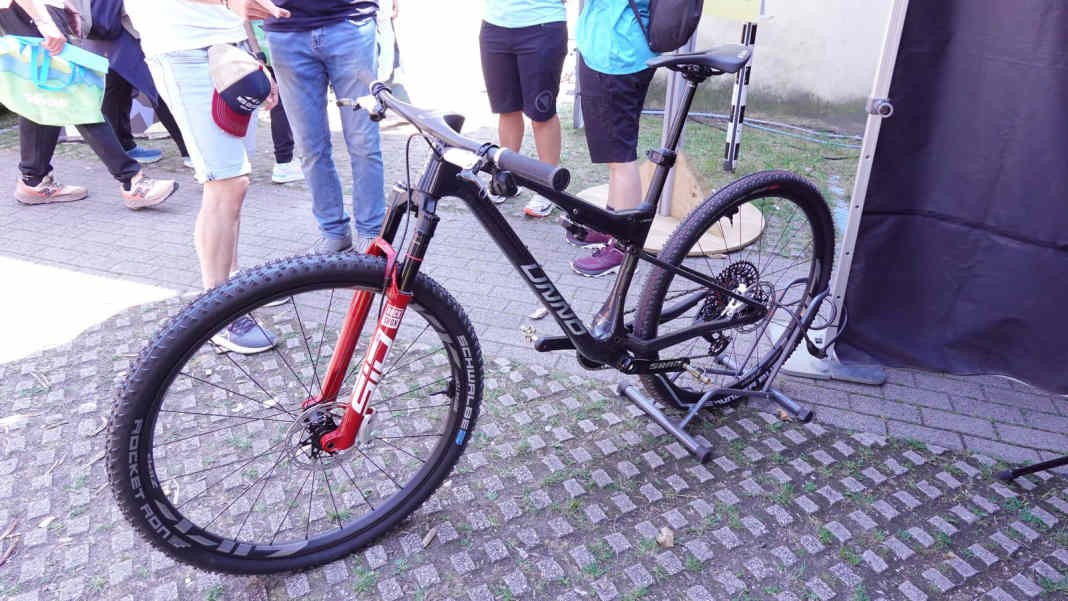 The Unno Horn attracts attention at the trade fair stand: the Spanish high-end XC bike combines an ultra-light 9.6 kilos with progressive geometry and 110 millimetres of suspension travel at the rear and 210 millimetres at the fork.