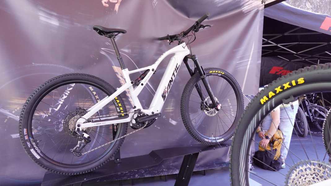 Vollcarbon, 160 mm Federweg und Bosch-CX-Gen5: Das neue Fantic Sierra will auf anspruchsvollen Trails glänzen.
