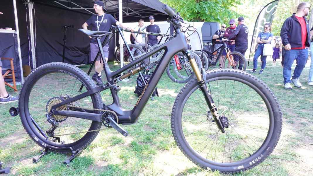 Kaum als E-Bike zu erkennen: Das Transalpes E3 kombiniert extrem leichtes Gesamtgewicht von nur 16,5 Kilo mit dem kompakten Maxon-Bikedrive-Air-S-Antrieb.
