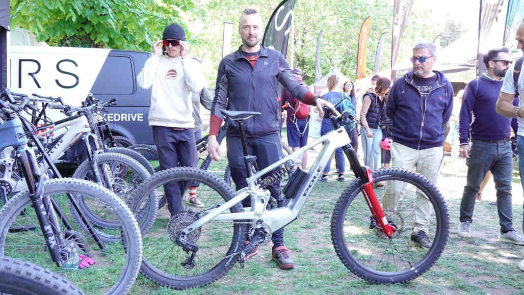 Unter 23 Kilo: Das Pole Hiisi im Enduro-Aufbau mit 170 Millimetern Federweg an Heck und Front. Dahinter: Pole Gründer und One-Man-Army Leo Kokkonen.