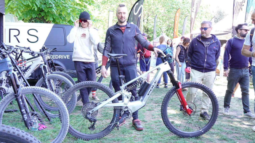 Pole Gründer und One-Man-Army Leo Kokkonen mit dem Pole Hiisi im Enduro-Aufbau mit 170 Millimetern Federweg an Heck und Front. Gewicht: knapp unter 23 Kilo.