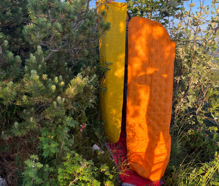 Die Big Agnes Zoom UL (re.) musste sich gegen den Platzhirsch von Therm-a-Rest (NeoAir) beweisen.