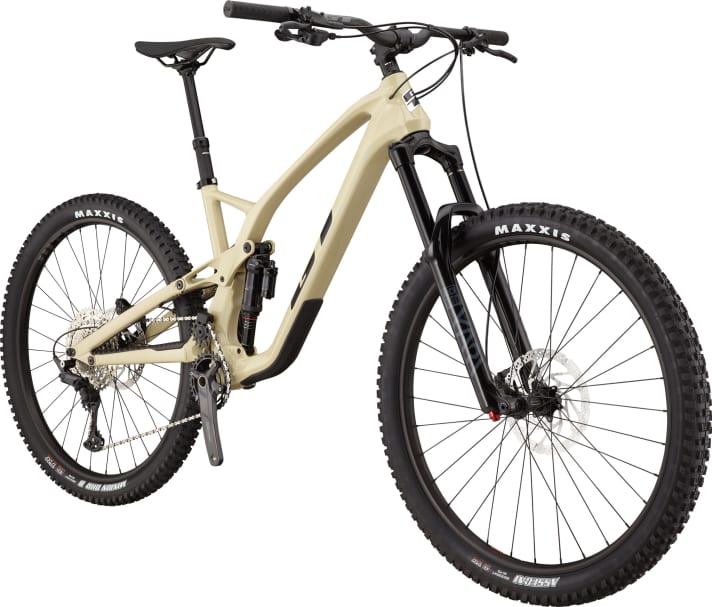   In the cheapest configuration for 3899 euros, the Force Carbon is available with simple Rockshox suspension and a Deore drivetrain.