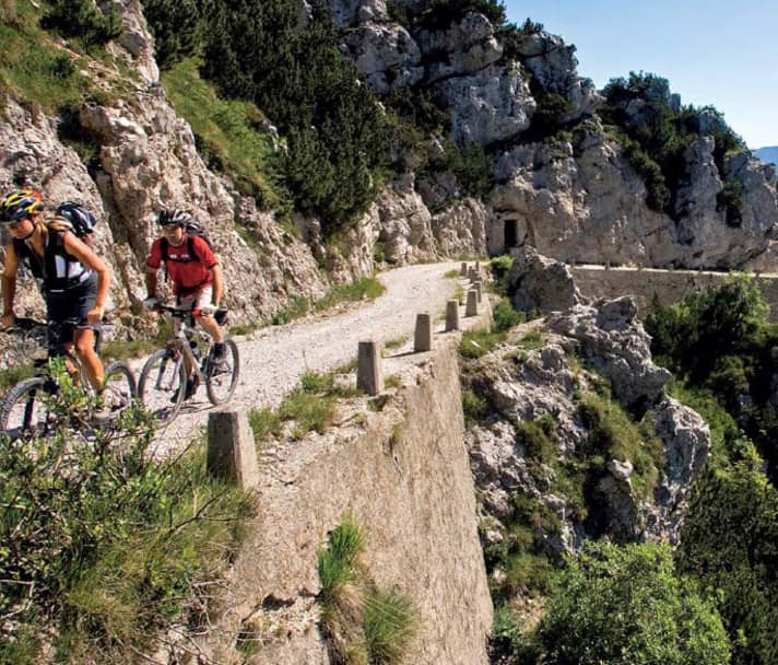 Es gibt wohl keinen schöneren Transalp-Abschluss, als die berühmten Schotterkurven vom Tremalzo-Pass nach Riva – aber hinunter!