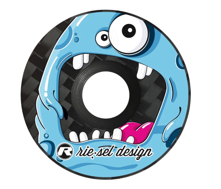 Kleiner Motivator auf dem Vorbau. Die schicken Carbon-Steuersatzkappen gibt’s in zahlreichen Designs