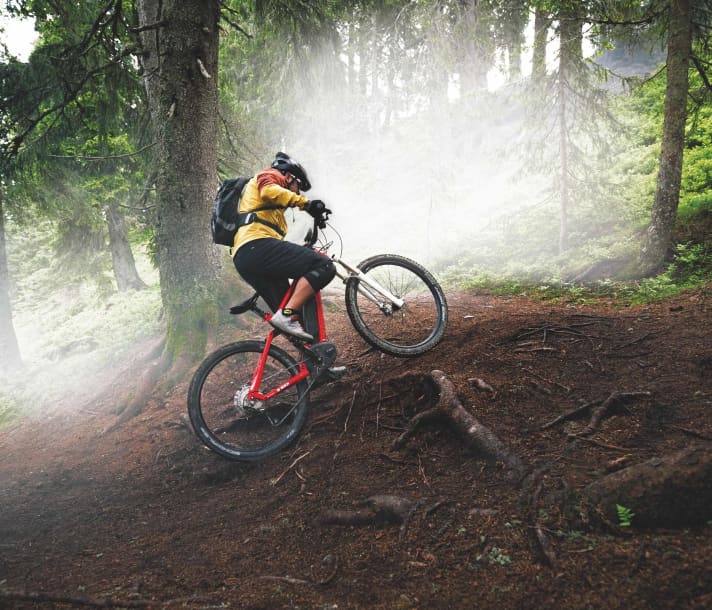 Stefan Schlie transferred his trial skills to the e-mountainbike and showed impressively what is possible uphill with the bikes.