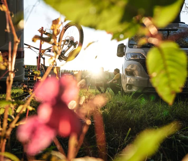   Das ist Camping: Ein idyllischer Camping­abend am Ufer des Regens.