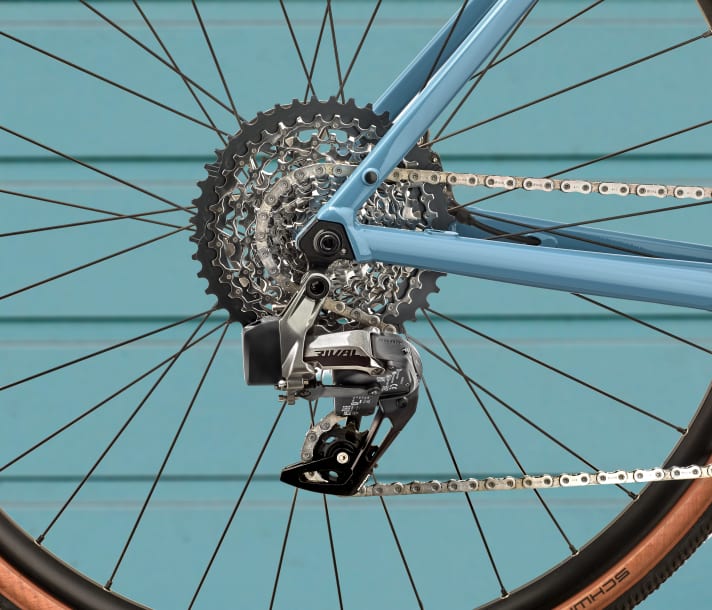 Elektronische Präzision: die 1x12 SRAM Rival XPLR eTap AXS Schaltung und leistungsfähige SRAM Level TLM Bremsen sind das Highlight am Rose Sneak 3