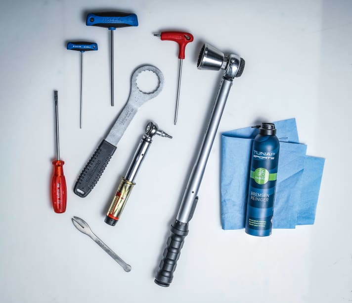 Die Werkzeuge für die Arbeiten an Mountainbike-Scheibenbremsen.