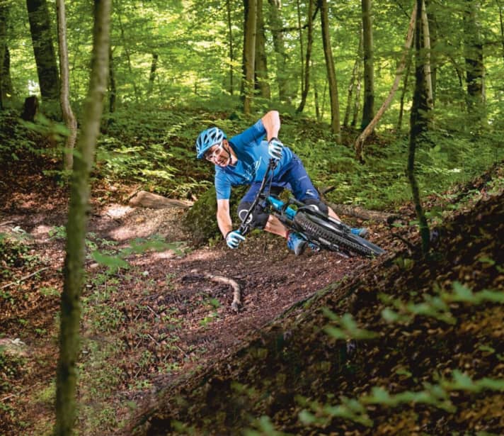   How to do it correctly: Position your body in the centre above the bottom bracket. With the inside arm almost stretched out and the outside arm bent, you can lean the bike and ride through even tight bends at high speed.   The saddle is lowered and rests against the inner thigh. This provides freedom of movement, a lower centre of gravity and guidance. The head looks into the exit of the bend and guides the entire ride.   TIP!    Feel your way slowly. This works best on a tarmac road with a slight incline. Simulate the cornering and memorise the important key points beforehand.