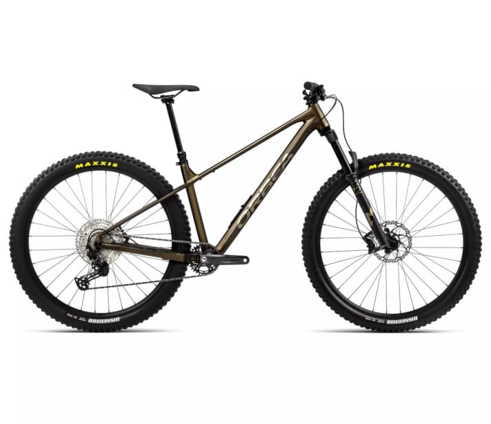 Orbea Laufey H10 - 400 euros more expensive is the middle class of the hardtail family. Same frame, higher quality components. Colour variant two: Metallic Olive Green - Titanium Black.