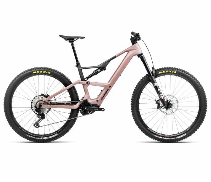 The Orbea Rise LT M20 costs 6999 euros and is therefore the entry into the LT world with a carbon chassis.