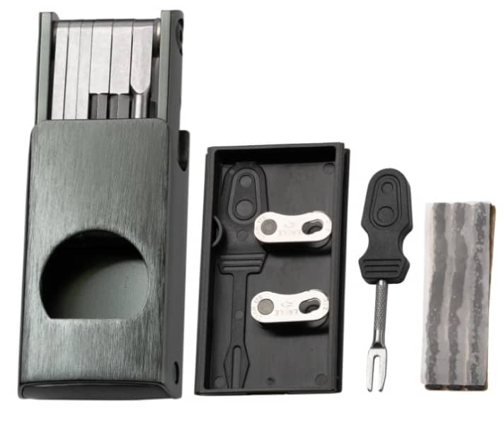 Clever feature: In addition to the tyre insert kit, there is also space for optional chain links (not included)