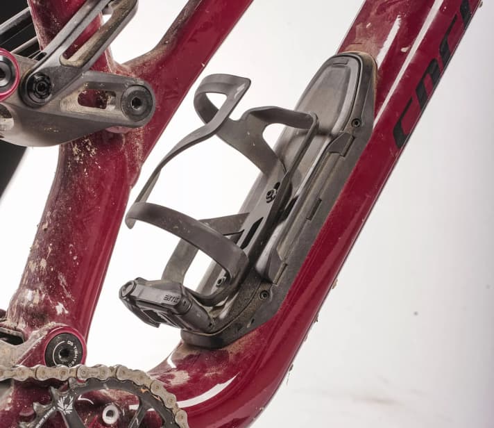 Chic & functional: the SWAT compartment for tube and pump. The tool is hidden in the bottom of the bottle cage. The frame has a mullet option. We rode All 29, but would also have liked to have tried Mullet.