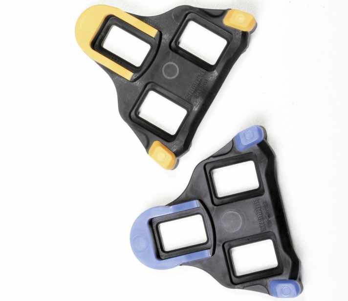 Plaques de pédales Shimano. Liberté de rotation disponible : 0 degré, 2 degrés et 6 degrés.