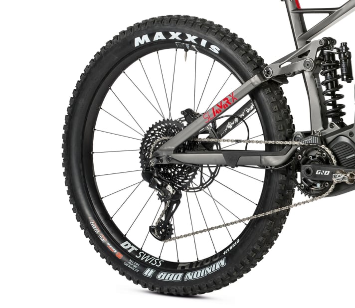   The Ghost Hybride SL AMR X S7.7+ relies on a wheel size mix that is otherwise only known from motocross bikes. 29-inch wheels at the front for good rollover behaviour and cornering grip, 27.5+ at the rear with 2.8 tyres for maximum grip and high wheel stability. A successful and sensible mix for e-bikes.