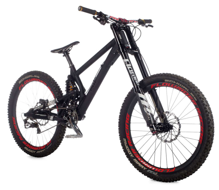   A racer "made in Germany": Reichmann produces the "RIP" in small series. Striking: the technical-looking rear triangle with a rear-mounted shock. Great: the lightweight carbon wheels - they reduce the weight to just under 16.3 kilos.