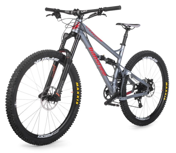   Banshee Spitfire: trail bike or rather enduro? We couldn't really make heads or tails of the Banshee. In contrast to the Jeffsy, the manufacturer has no objections to bike park use. It's clear that the new category of "aggressive trail riding" is interpreted very differently.