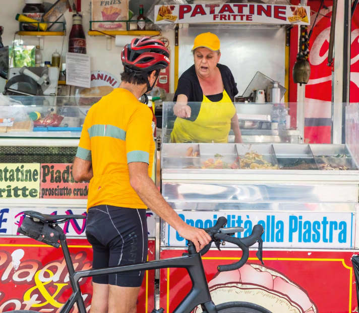 BONNE CUISINE L'adage "en Ombrie, il est plus difficile de trouver un mauvais restaurant qu'un bon" s'applique même au camion-restaurant du lac Trasimène
