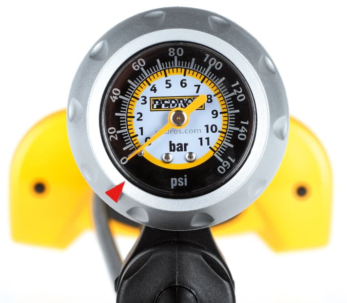   Pumpen-Manometer: Die Druckanzeige sollte möglichst fein skaliert in bar und PSI und vor allem gut ablesbar sowie korrekt geeicht sein. Welche das sind, zeigt unser Test.