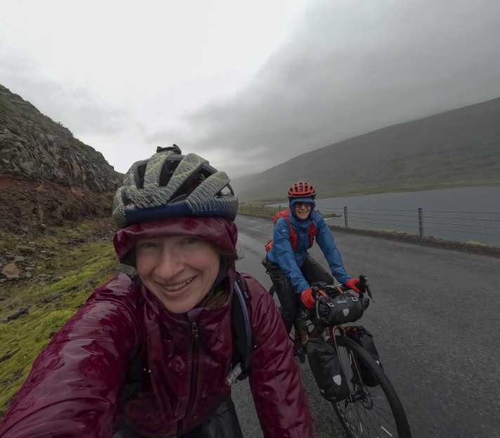 Mit Regen aber auch starkem Wind müssen Radfahrer in den Westfjorden Islands immer rechnen.