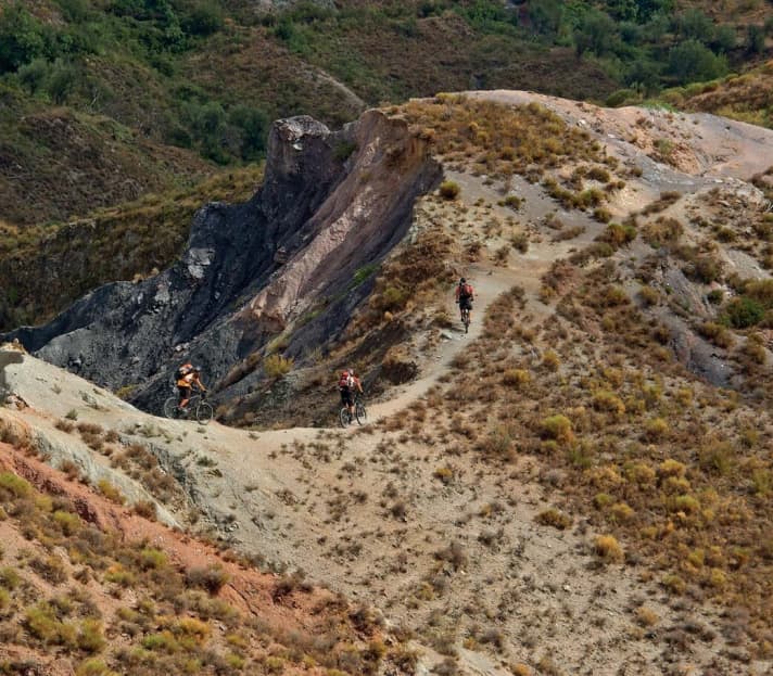   Klebrige Ersatzschläuche kann man kaufen. Als Schaltung und Ketten im Lehm stecken, hilft uns eine Omi mit Waffenöl aus.