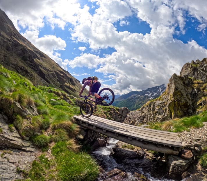 Stoppie vor bester Kulisse. Dafür bleibt bei der BIKE Transalp wohl keine Zeit - oder doch?!