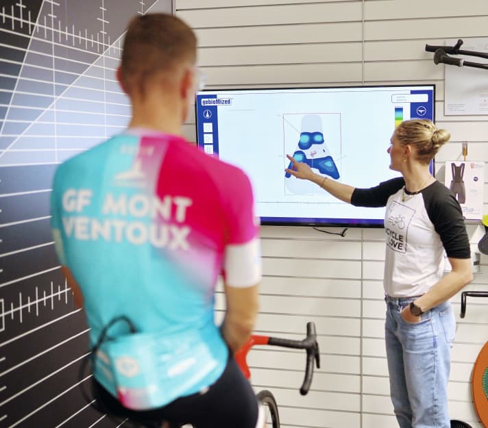 La selle à trous que Joe a utilisée jusqu'à présent ne convient pas.
Les os du siège ne sont pas du tout sollicités, la pression se répartit le long des bords du trou.