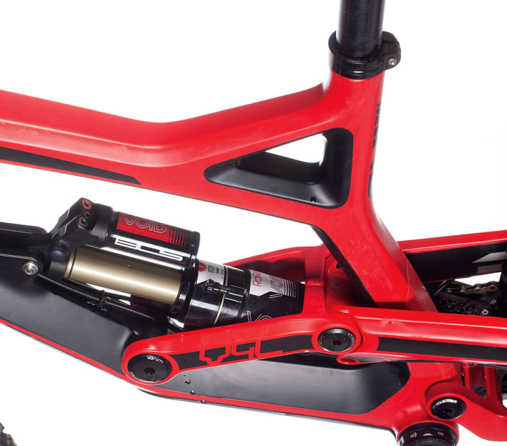   Luftdämpfer: Als einziges Bike im Test besitzt das YT einen Luftdämpfer. Eine gute Wahl, wie wir fanden. Nur Racer Fischi monierte bei Highspeed leichtes Wegsacken, trotz passendem Sag.
