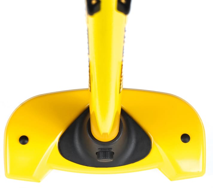   Base: A wide base stands securely even at high pressures. Rubberised or profiled sections give the feet of the floor pumps a firm hold when inflating the air.