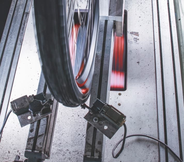 Durability is a decisive criterion when choosing tyres. That's why we also tested tyre wear on a laboratory test bench.