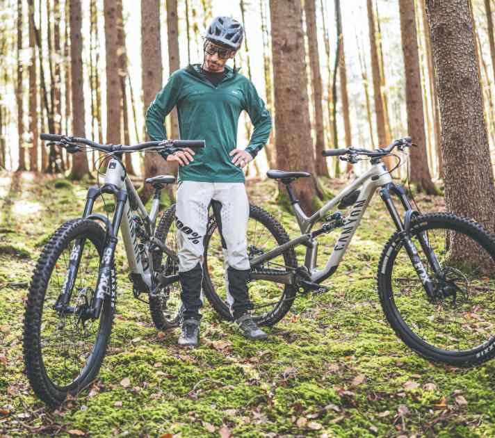 Spoilt for choice: is it better to go for a larger or smaller frame? We say: smaller for a playful riding style, larger frame for a love of smoothness and speed. Click here for the<a href="https://www.bike-magazin.de/werkstatt/rahmen/wahl-der-richtigen-rahmengroesse-neben-koerpergroesse-zaehlen-proportionen/" target="_blank" rel="noopener noreferrer"> article</a>