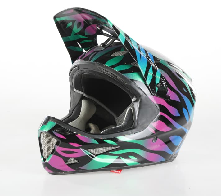 Der Helm ist fertig. Kosten: unter 100 Euro. Natürlich hätte das ein Profi noch besser hinbekommen. Dennoch: Das Gefühl mit einem selbst lackierten Helm zu fahren, ist irre befriedigend!