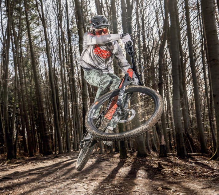 BIKE-Testchef Peter Nilges beim Praxis-Check des Rotwild.