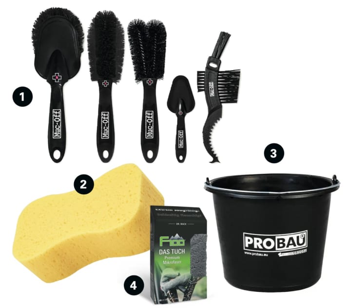 Brushes, sponge, bucket, microfibre cloth - you are perfectly equipped for bike cleaning.