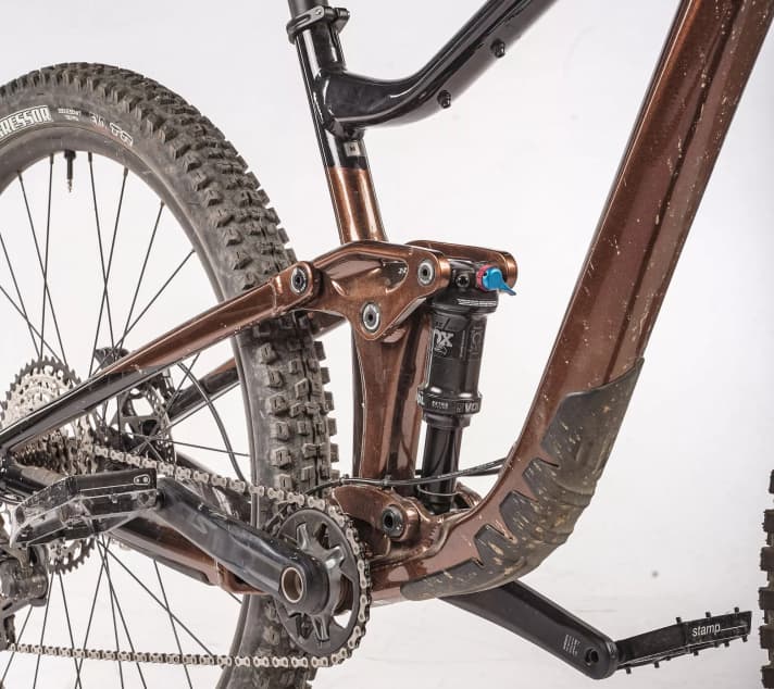 The 2022 Giant Trance can be set even steeper using a flip chip. We rode the bike in the slack setting. In the open position, the rear end bobs significantly on the climbs. Good: The triple compression damping on the Fox shock works well.