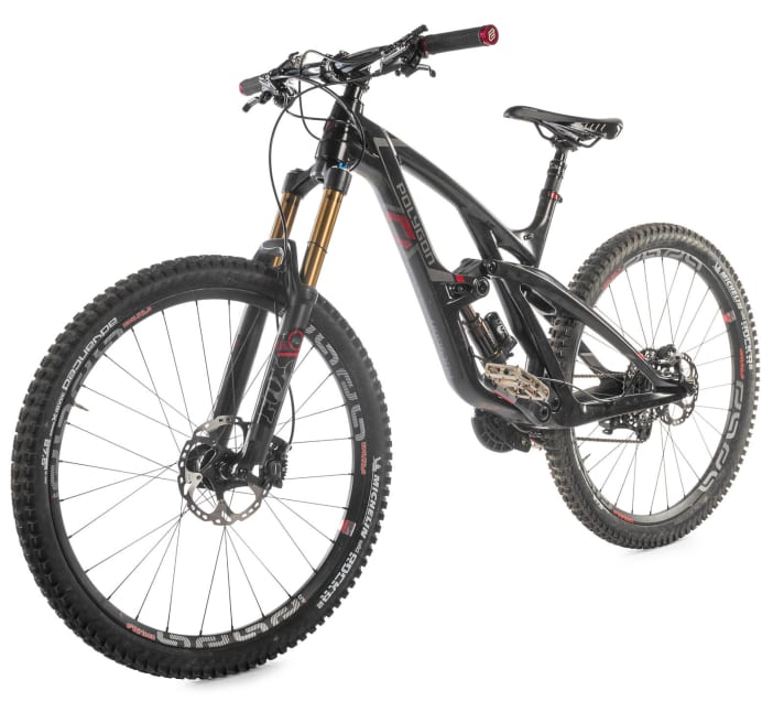   Fork mix-up: The test bike had the Fox 34 instead of the 36. The 36 guides better and works more comfortably - this raises the downhill performance and the original test rating from 7.5 to 8 points.