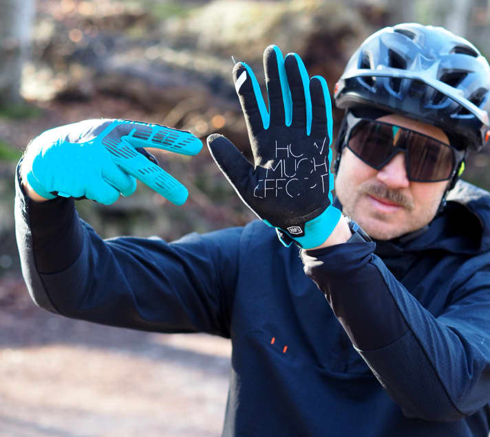 Gut: Mit dem Zeigefinger lässt sich das Display vom Smartphone bedienen.