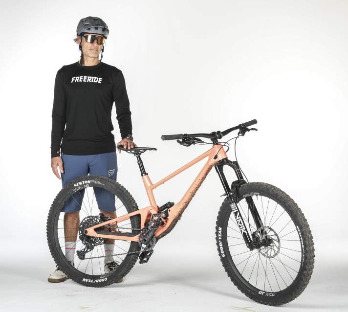 “Ein Bike für alles”: Das Scor erfüllt den PR-Slogan mit Bravour. Man beachte den passenden Zierstreifen in meinen leistungssteigernden CEP-Kompressionssocken.