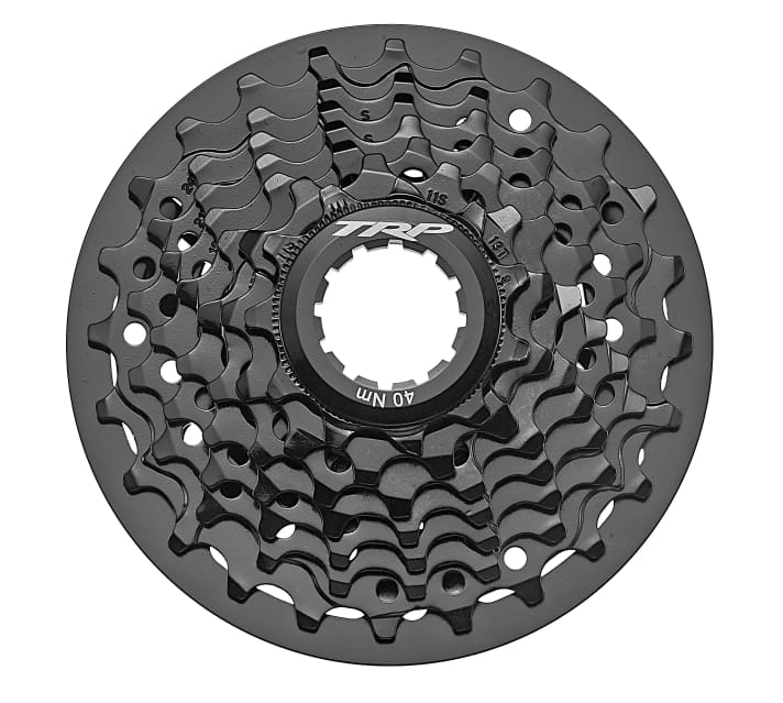To ensure that the chain disappears between the large sprocket and the spokes, Tektro has incorporated a protective wall - made of aluminium, the rest of the cassette is milled from steel.