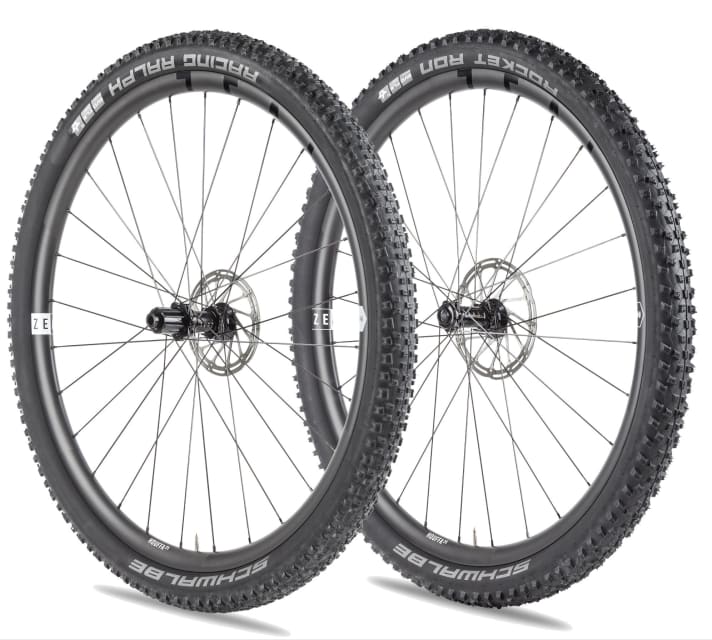  The Houffa comes with tubeless rim tape and pre-mounted Rocket Ron/Racing Ralph Evo tyres from Schwalbe.