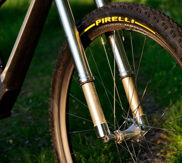 Im Inneren der Upside-Down-Gabel von Intend arbeitet eine Rockshox Charger RaceDay-Kartusche
