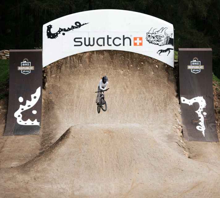 Johanna spins the handlebars: Here at the Swatch Nines in Söden.