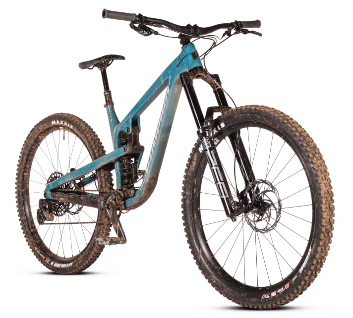 Einen Duell-Sieg konnte die CF-Variante des Propain Spindrift in <a href="https://www.bike-magazin.de/mountainbike/freeride/freerider-duell-radon-swoop-vs-propain-spindrift/"  rel="noopener noreferrer">FREERIDE 4/20</a> bereits einheimsen. Markant: das satte, gut funktionierende Fahrwerk.