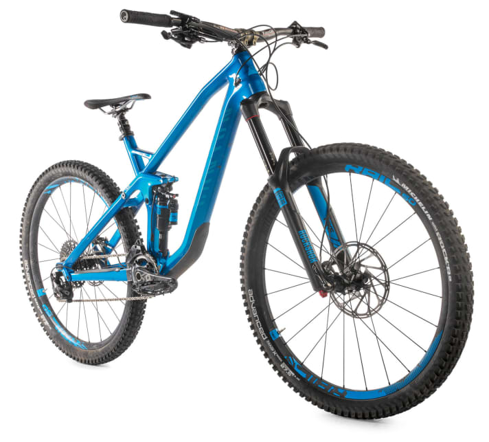   The Canyon costs only half as much as the Santa Cruz, but that doesn't detract from its looks. The finish and look are as classy as those of the American speedster.