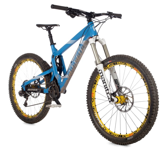   The Propain has an unmistakable look: fat milled parts and massive rockers surround the shock. The narrow enduro fork doesn't quite match the massive look. The frame can do more than the fork allows.